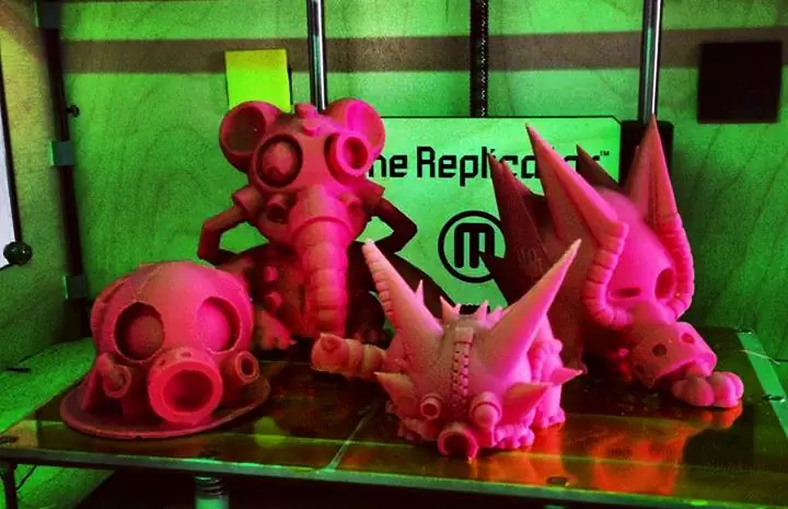 makerbot 3d печатает игрушки makerbot 3d печатает игрушки