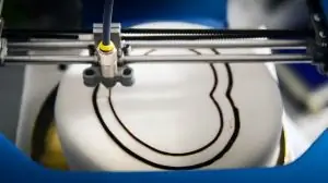 Конфетный 3D-принтер печатает сердечко на торте Конфетный 3D-принтер печатает сердечко на торте