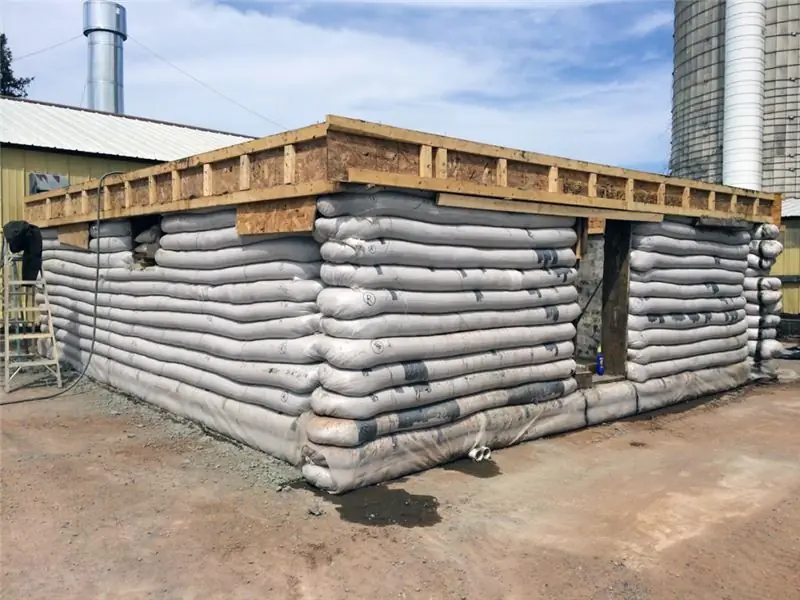 United Earth Builders напечатала на 3D-принтере структуру из мешков с землей United Earth Builders напечатала на 3D-принтере структуру из мешков с землей