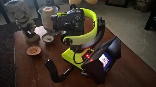 изобретатель-дэвид-джонсон-берет-напечатанный-верный-выстрел-бот-4