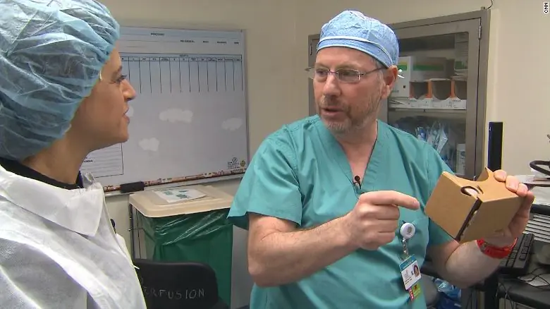 Врачи детской больницы Никлауса обсуждают Google Cardboard