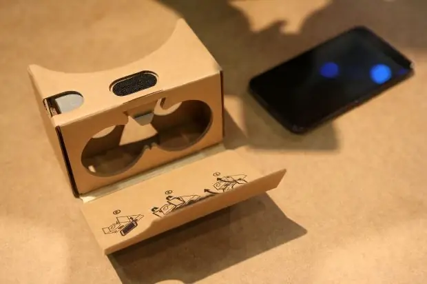 БЕРЛИН, ГЕРМАНИЯ - 11 ДЕКАБРЯ: Гарнитура Google Cardboard видна 11 декабря 2015 г. в Берлине, Германия. Складное картонное крепление виртуальной реальности (VR) для мобильного телефона можно использовать с приложениями, разработанными для недорогого оборудования. (Фото Адама Берри/Getty Images)