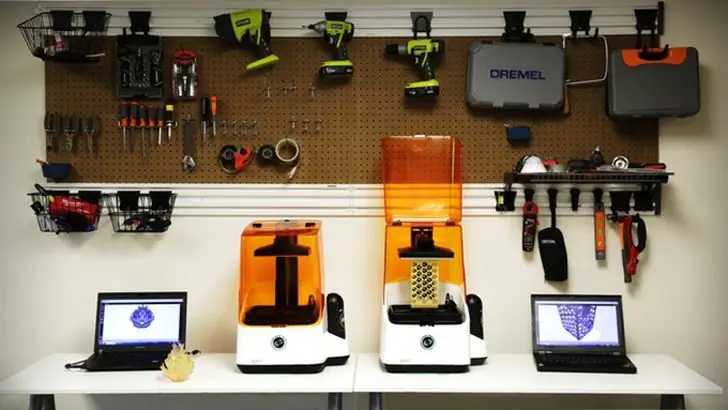 3D-принтер SLASH LCD SLA от UNIZ в мастерской