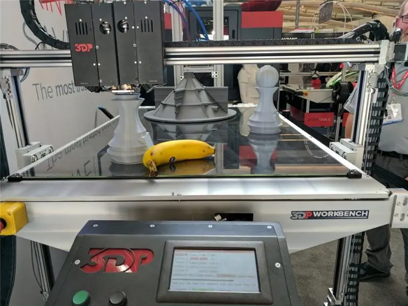 Большие 3D-печатные объекты на верстаке 3D-платформы с (очень большим) бананом для масштабирования.