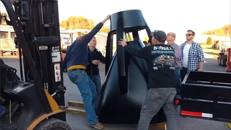 Инженеры собирают корпус подводной лодки длиной 30 футов. Скриншот через Министерство энергетики США