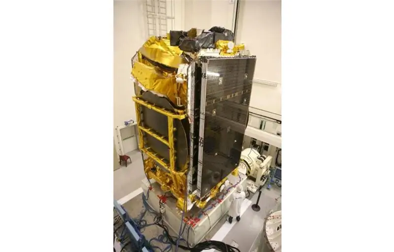 Спутник EUTELSAT 172B перед запуском.