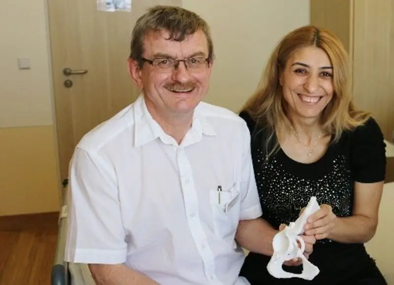 Доктор Буркхард Випперманн и его пациентка Анцелина Кесиди держат прототип бедра и имплантата, напечатанный на 3D-принтере.