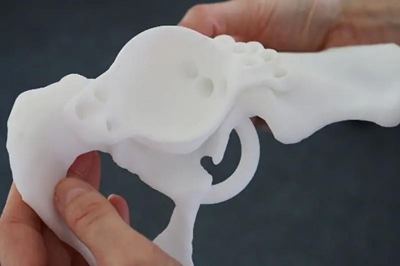 Имплантат-прототип с моделью кости.