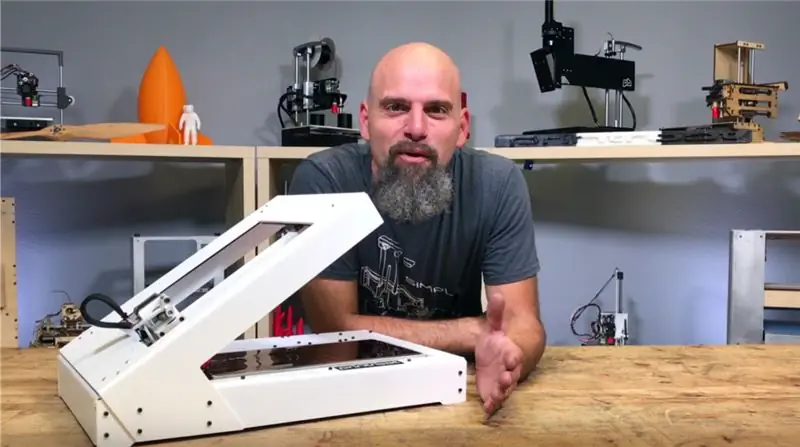 Брук Драмм из Printrbot демонстрирует 3D-принтер Printrbot Printrbelt.