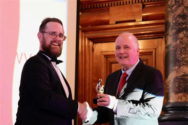 Доктор Адриан Бойер (справа) получает награду за выдающийся вклад в 3D-печать от Майкла Петча (слева).