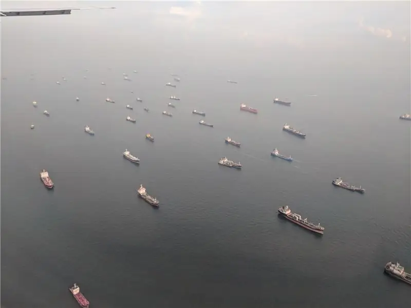 Грузовые суда в море у берегов Сингапура.