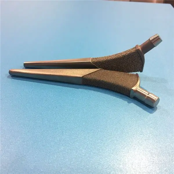 Титановые бедренные имплантаты аддитивного производства компании GE Additive.