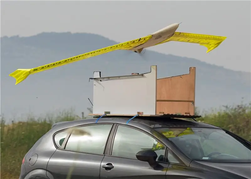 Распечатанный на 3D-принтере самолет во время первого испытательного полета.