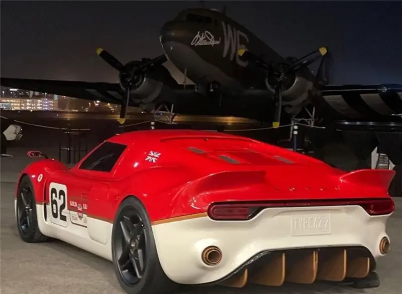 Гоночный автомобиль 62-2 ограниченной серии Рэдфорда в отделке «Золотой лист» перед армейским самолетом.