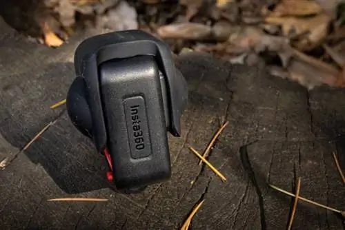 Insta360 One RS с надетой крышкой объектива с обзором на 360 градусов.