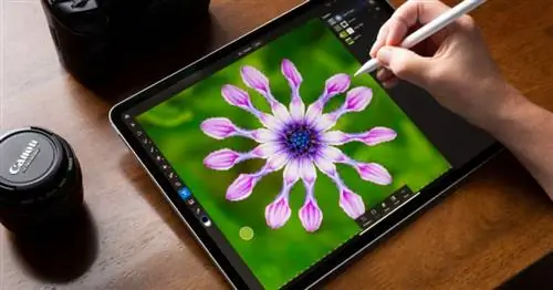 Фотограф использует Adobe Lightroom на iPad Pro. Фотограф использует Adobe Lightroom на iPad Pro.