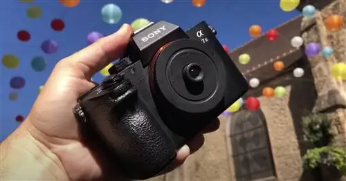 Фотограф воссоздает образ 90-х с помощью одноразового объектива для фотоаппарата, сделанного своими руками