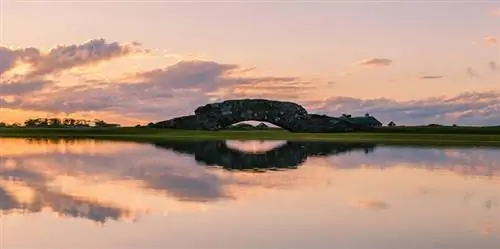 Разрыв водопроводной магистрали затопил часть 18-го участка реки рядом с мостом Свилкан на Старом курсе. Фуджи х100с.