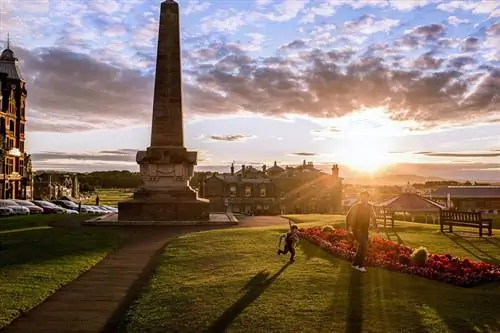 Отец и сын играют возле памятника мученикам в Сент-Эндрюсе. Фуджи Х100с.
