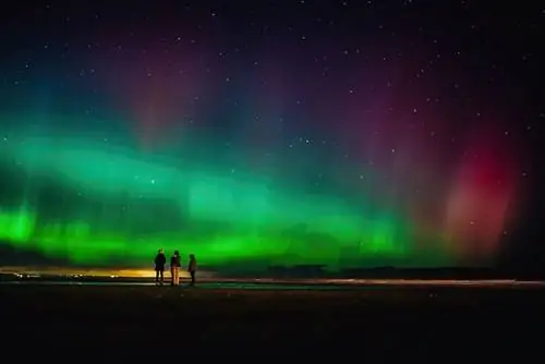 Аврора из Сент-Эндрюса. Leica M-P с 35 Summicron шлепнулась в песок для устойчивости. Я понятия не имел, что полярное сияние исчезнет, когда сегодня вечером пошел в паб.