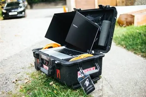 Созданная по индивидуальному заказу рабочая станция для локального модема с динамиками и местом для всего