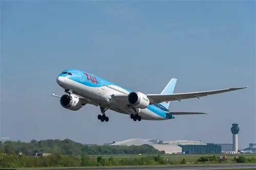 Самолет взлетает с меньшей тягой после того, как взрослому присваивается вес ребенка