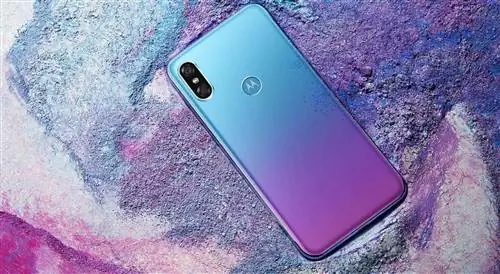 Motorola P30 выглядит как iPhone X с оттенком Huawei P20