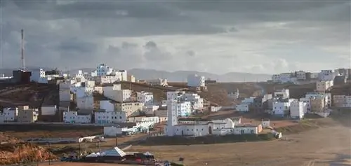 Так набирают воду из тумана в деревне в Марокко