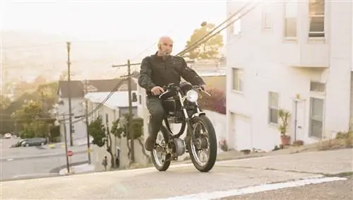 Болт, нечто среднее между мотоциклом и электровелосипедом