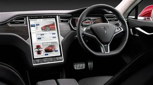«Навигация на автопилоте» Tesla отличается от полностью автономного вождения
