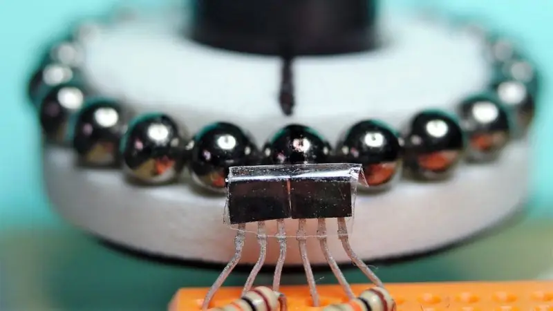 Магнитные сферы выстраиваются в очередь для работы с поворотным энкодером