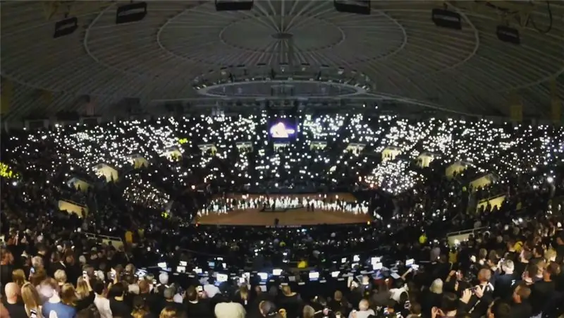 Световое шоу для мобильных телефонов размером со стадион управляется звуком