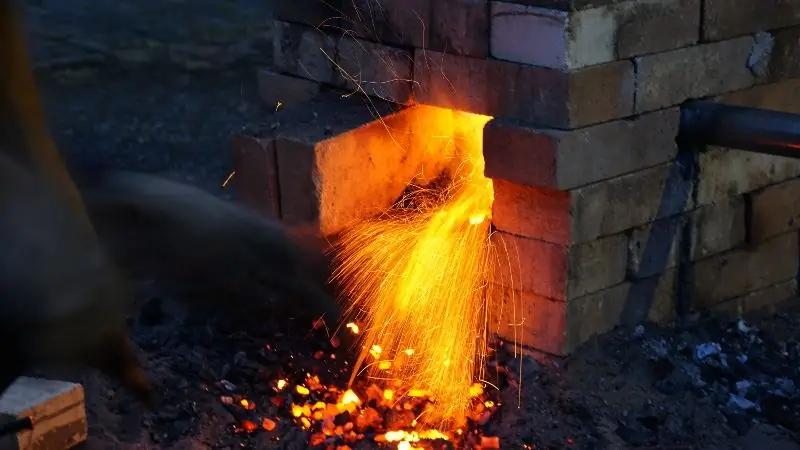 Из грязи в космос, выплавка чугуна на заднем дворе в стиле хакерспейса