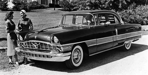 Мало того, что Lada демонстрирует стиль автомобилей угасающего Запада, здесь есть и советские автомобили