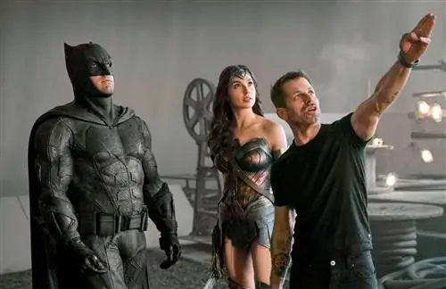 Warner даже вырезала сцену из версии Снайдера, так что вы можете снова восстать, чтобы выпустить версию Снайдера из версии Снайдера