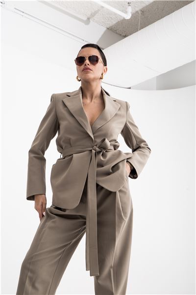 AdrianLim посещает, чтобы обсудить свою линию солнцезащитных очков