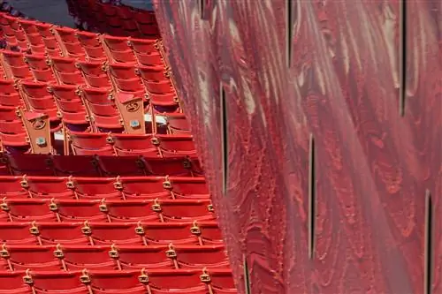 Сиденья Tamron 100-400 Pritzker Pavilon отражены