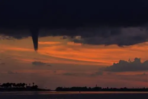 Нисходящий торнадо: молния возможна