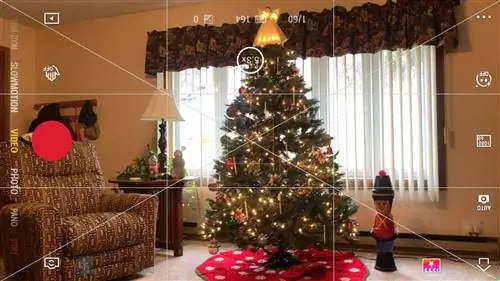 Снимок экрана приложения Mimo, показывающий как сетку, так и диагональные линии, которые помогают выстраивать видео в ряд. Они не являются обязательными и могут быть включены и выключены.