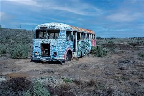 Старый автобус днем