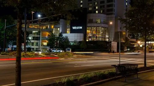 Полосы движения автомобилей в ночное время