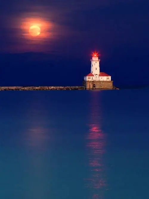 Суперлуна над маяком в гавани Чикаго