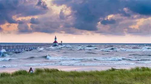 Маяк Святого Иосифа и волны