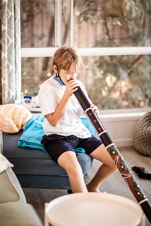 мальчик играет в дигериду