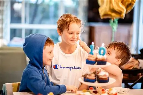 три мальчика едят торт