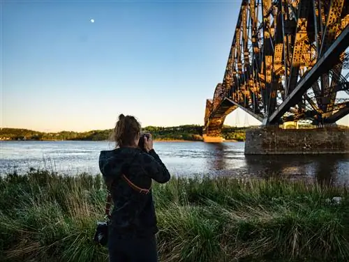 Женщина-фотограф с широкоугольным объективом