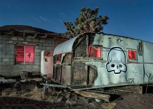 Одна из многих шахт, расположенных в национальном заповеднике Мохаве. Эта конкретная группа зданий располагалась недалеко от шахты по добыче шлака. Окрестности были черными, что создавало довольно сюрреалистический вид. В окрестностях были огромные рощи деревьев Джошуа, многие из которых были толще и крупнее, чем рощи в национальном парке Джошуа-Три.