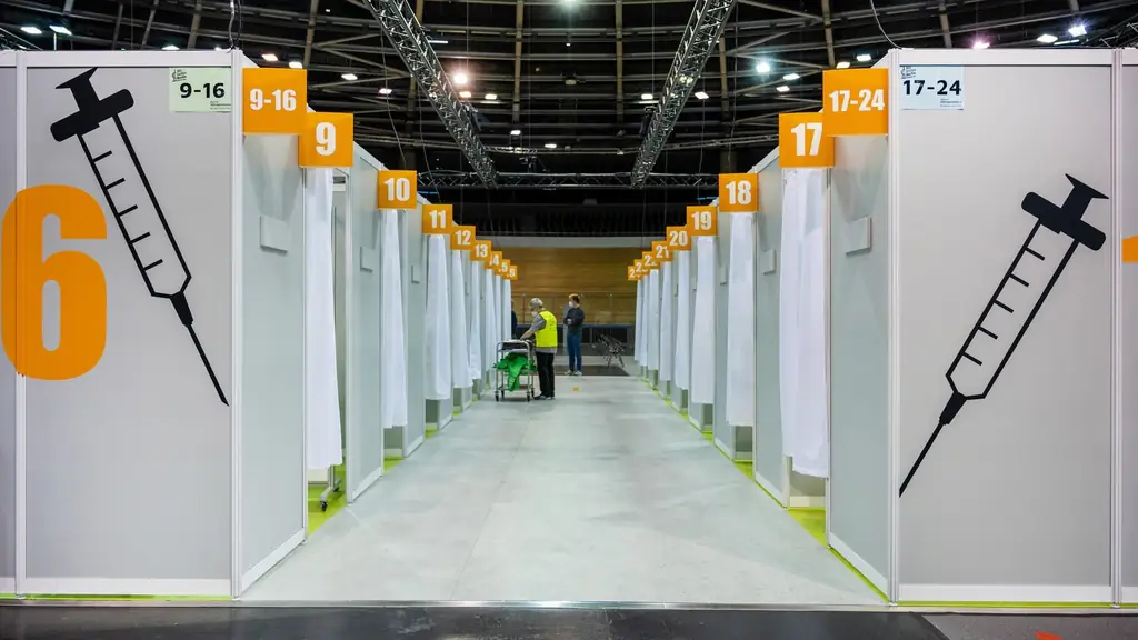 Четвертая волна: Почему обязательная вакцинация теперь имеет смысл