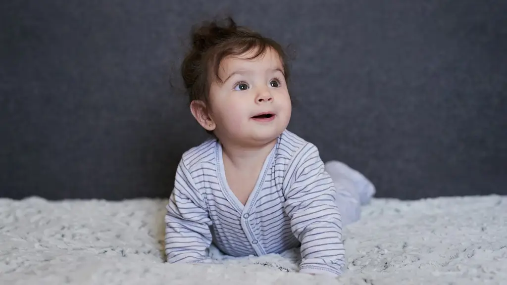 От младенца к малышу: крупная моторика