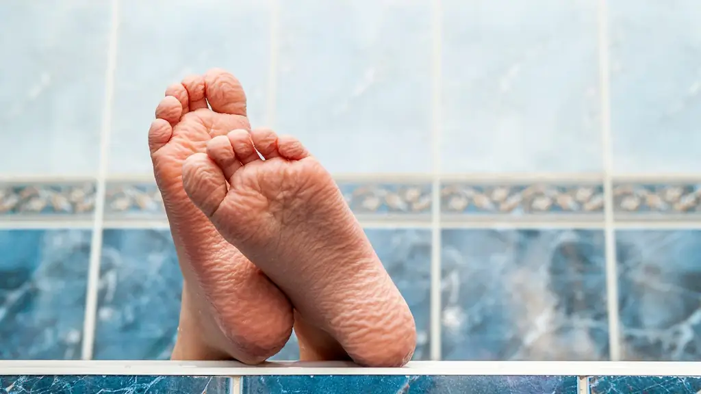 Почему пальцы рук и ног сморщиваются в воде?